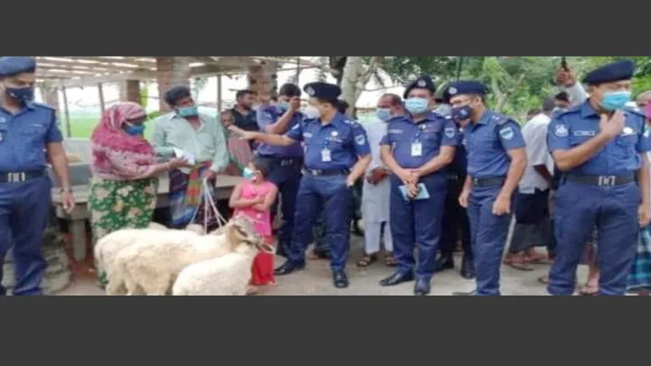 কালীগঞ্জের  ভেড়া খামারির পাশে পুলিশের মহাপরিদর্শক